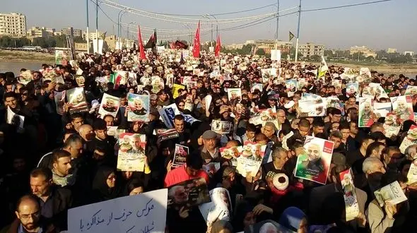 بدرقه پیکر مطهر شهید ابومهدی المهندس توسط مردم آبادان +فیلم و عکس