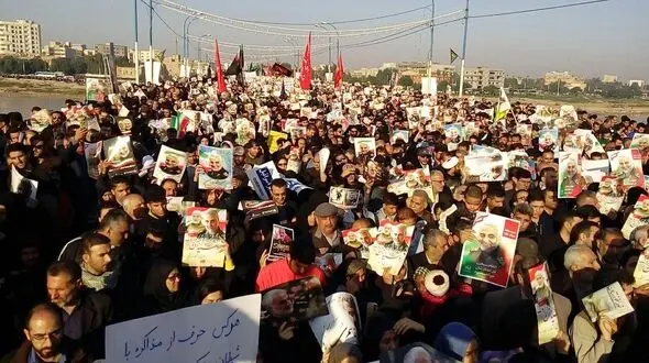 بدرقه پیکر مطهر شهید ابومهدی المهندس توسط مردم آبادان +فیلم و عکس