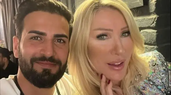 عکس زننده خانم خواننده 61 ساله با شوهر خیلی جوانترش ! / عاشقانه وسط خیابان 