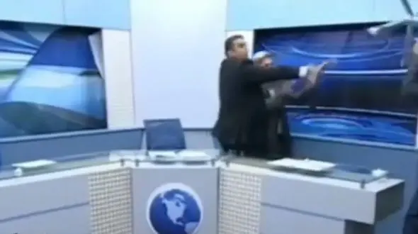 کتک کاری جنجالی کارشناس جلوی دوربین برنامه زنده تلویزیونی +عکس
