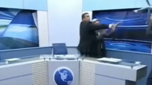 کتک کاری جنجالی کارشناس جلوی دوربین برنامه زنده تلویزیونی +عکس

