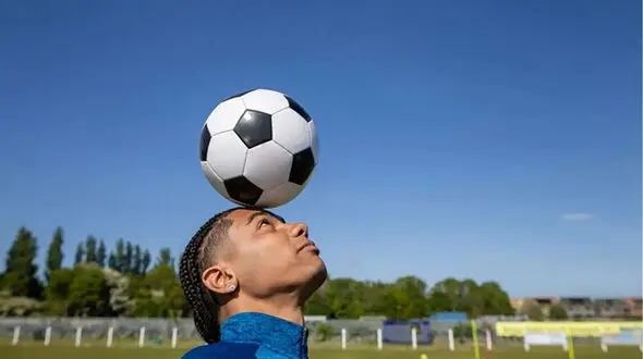 آیا ضربه سر در فوتبال به مغز آسیب می‌ زند؟ پژوهش جدید چه می‌ گوید؟