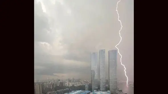 فیلم از سیل آخرالزمانی در شهر مسکو / رعد و برق وحشتناک را ببینید