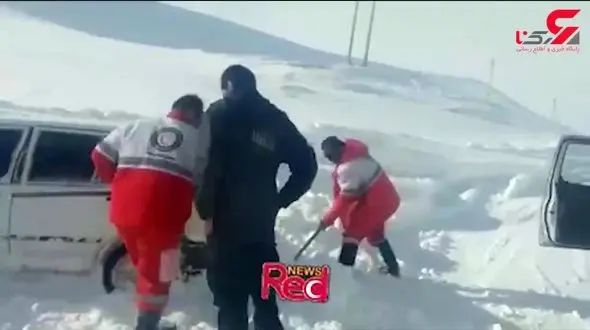 این پراید و راننده اش 2 روز زیر برف دفن شده بودند +فیلم