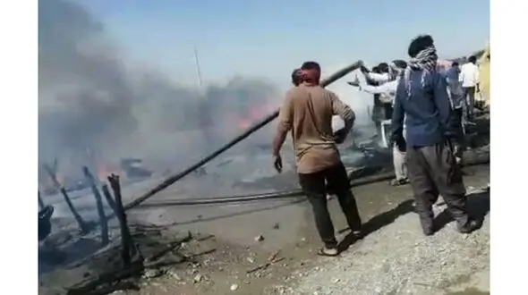آتش سوزی وحشتناک ۸ خانه در هرمزگان + عکس