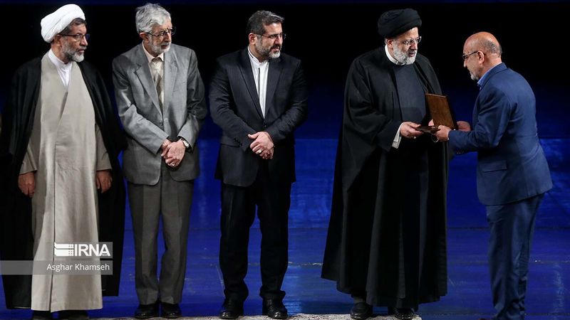  آیت‌الله سید ابراهیم رئیسی بعد از ظهر امروز چهارشنبه در چهلمین جایزه کتاب سال و سی‌امین جایزه جهانی کتاب سال جمهوری اسلامی ایران