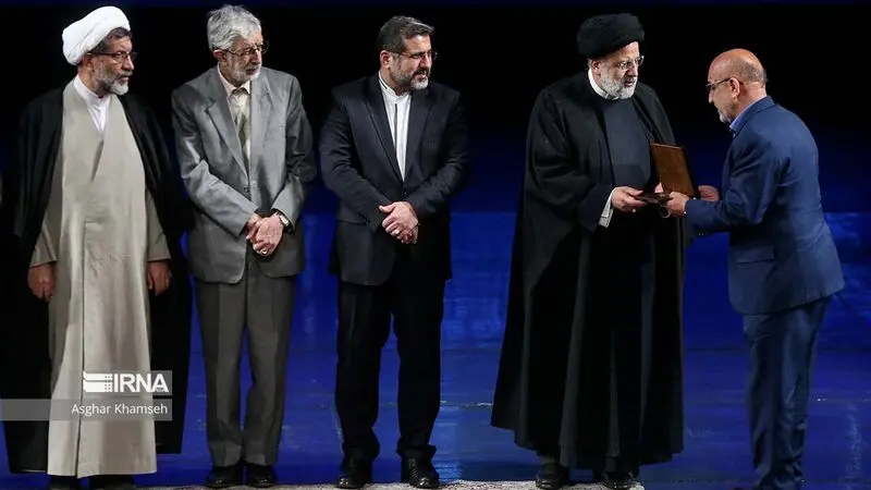  آیت‌الله سید ابراهیم رئیسی بعد از ظهر امروز چهارشنبه در چهلمین جایزه کتاب سال و سی‌امین جایزه جهانی کتاب سال جمهوری اسلامی ایران