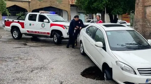 زمین خودرو سواری را بلعید! / عاقبت سرنشینان چه شد؟