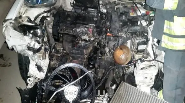 نجات 2 زن و 3 مرد قبل از انفجار پژو 206 در جاده اهواز + عکس