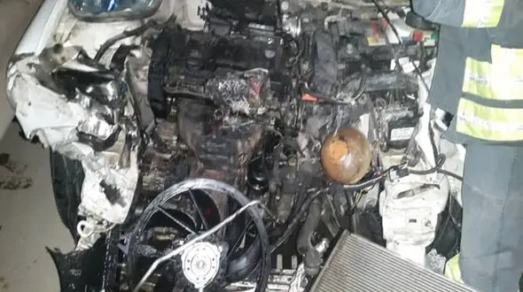 نجات 2 زن و 3 مرد قبل از انفجار پژو 206 در جاده اهواز + عکس