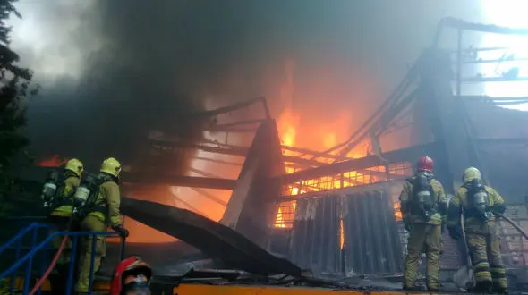 فیلم آتش سوزی هولناک انبار بزرگ در جاده قدیم کرج + عکس و جزییات