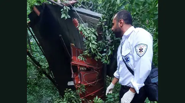 نجات راننده سقوط کرده از کامیون در جاده دیلمان