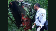 نجات راننده سقوط کرده از کامیون در جاده دیلمان