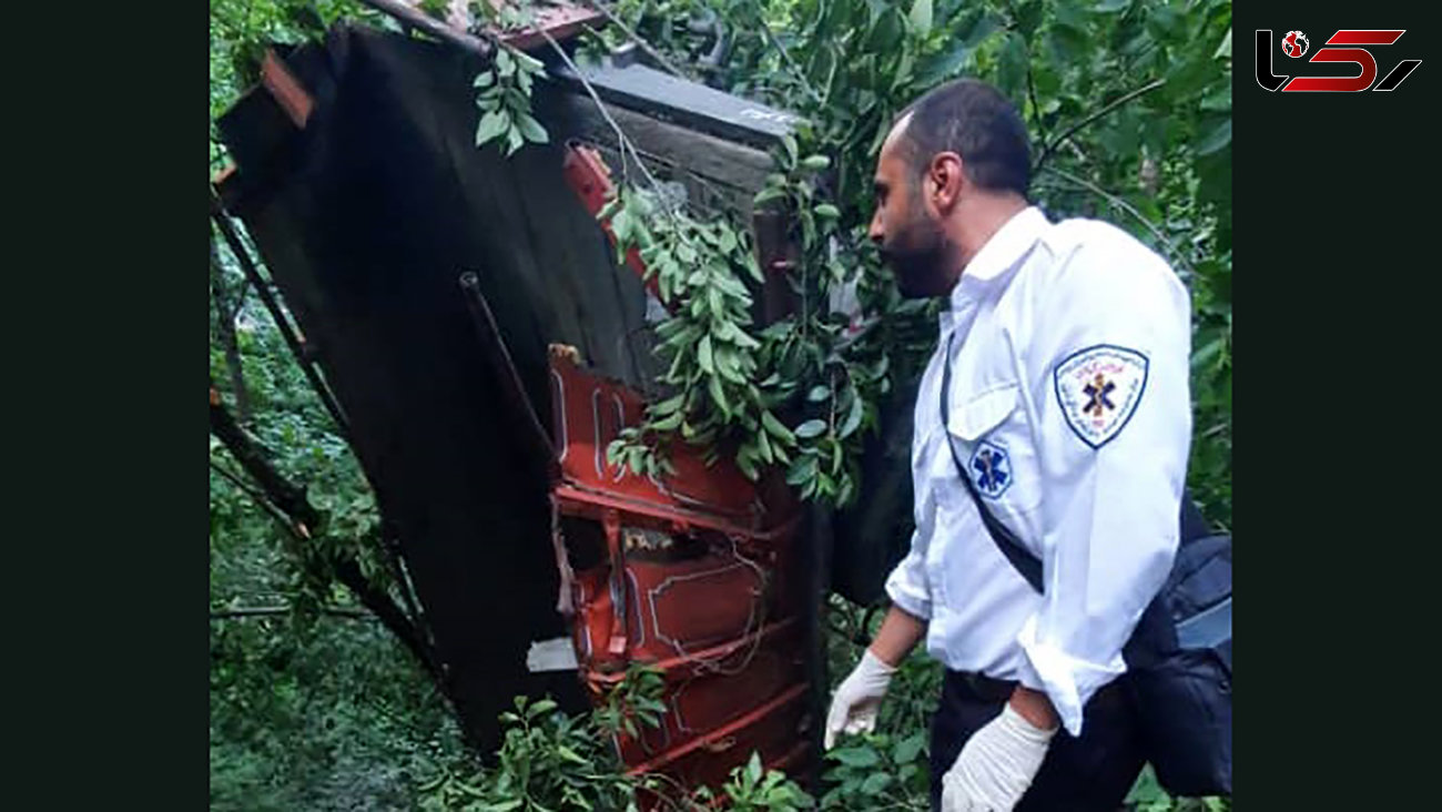نجات راننده سقوط کرده از کامیون در جاده دیلمان