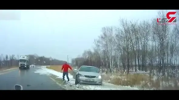 دو تصادف به دلیل یخ زدن جاده‌ها + فیلم 