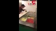 فیلم عمل کثیف یک زن جوان کارگر رستوران بر روی غذا در مقابل مشتری!  