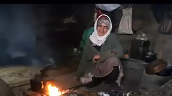 اولین تصاویر از پیرزنی که 50 سال تنهایی در جنگل زندگی می کند ! / عمه گلون سوادکوهی کیست ؟! + فیلم 