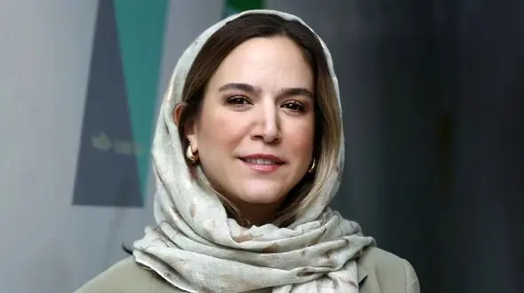 ست کت و شلوار شیک ستاره پسیانی در عمان؛ جذاب اما شدیدا چروک!