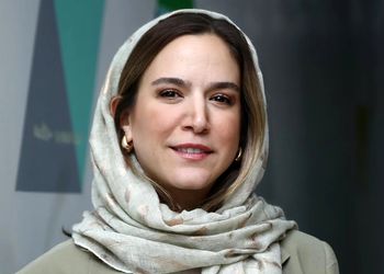 ست کت و شلوار شیک ستاره پسیانی در عمان؛ جذاب اما شدیدا چروک!