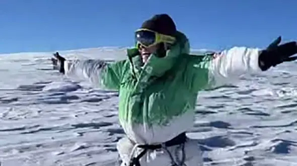 پیام افسانه حسامی‌ فرد، کوهنورد ایرانی پس از صعود به قله چو اویو / فیلم