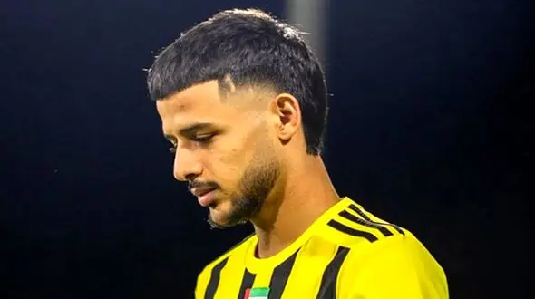 نماز خوندن مهدی قایدی، ستاره تیم ملی با عبای قهوه‌ای و عمامه خاص با سجاده زیبای یشمی+عکس