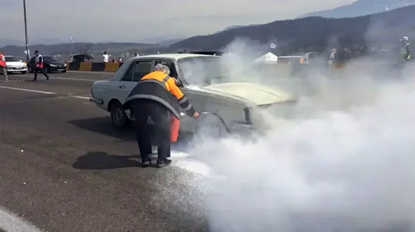 اقدام جسورانه ماموران راهداری در خاموش کردن خودروی آتش گرفته  + فیلم