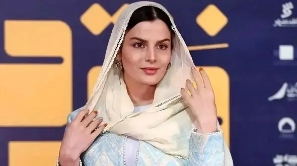 استایل رسمی و شیک غزاله اکرمی در اکران «شاه نقش» 