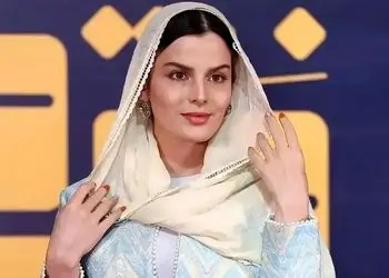 استایل رسمی و شیک غزاله اکرمی در اکران «شاه نقش» 