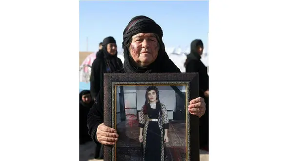 مادری داغدار با صورتی خراشیده از شیون در سوگ دخترش در زلزله + عکس