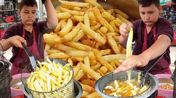 فیلم غذای خیابانی/ این نوجوان 10 ساله مشهورترین سیب زمینی سرخ شده را تهیه می کند 