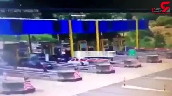 تصادف وحشتناک  BMW در عوارضی بزرگراه با حداکثر سرعت! + فیلم 