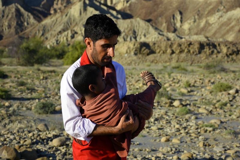 نجات جان ۳ نفر از اهالی روستای گودن در بخش زرآباد توسط بالگرد جمعیت هلال احمر