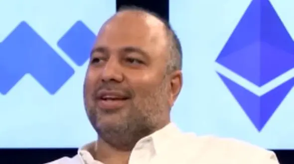 امیرحسین قیاسی به علی اوجی: چرا میری با زن مردم عکس میگیری؟ بعد رونالدو با زنِ مسی هم عکس بگیر، مردم منتظرن