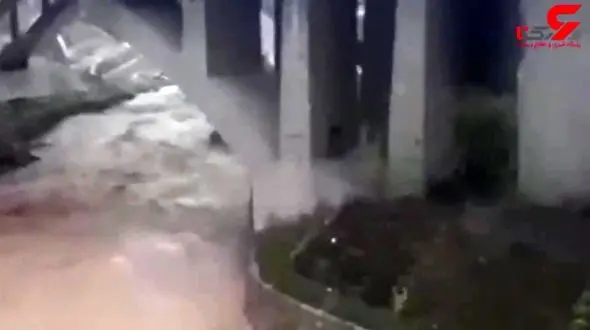 سلفی گرفتن مردم با رودخانه مرگبار حصار! + فیلم باورنکردنی 