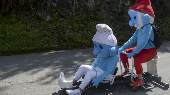 مراسم عجیب کریسمس / سواری بر خودروهای دست ساز + گزارش تصویری