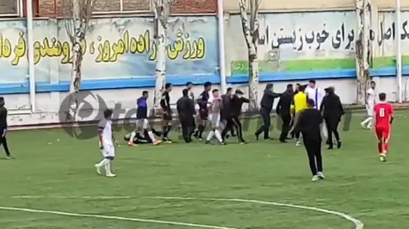 کتک خوردن داور در بازی  تراکتور و نفت امیدیه + فیلم