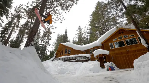 اسنوبرد سواری شگفت انگیز و حرفه ای در حیاط خانه +فیلم