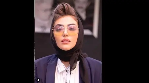 فیلم / چشمک زدن عشوه ای ریحانه پارسا در مراسم رسمی
