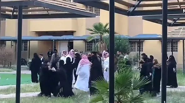  فیلم حمله وحشیانه نیروهای امنیتی عربستان به مرکز نگهداری دختران بی‌سرپرست / ببینید 