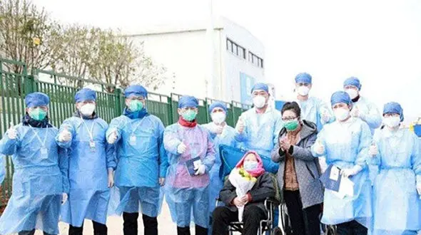 بهبودی یک زن ۹۸ ساله چینی از کرونا +عکس
