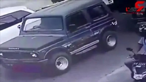 زمین دهان باز کرد و چند خودرو را بلعید+فیلم