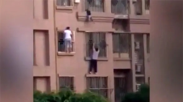 تصویر هولناک از معلق ماندن دختر یک ساله در آسمان / فرشته نجات سر رسید+ عکس
