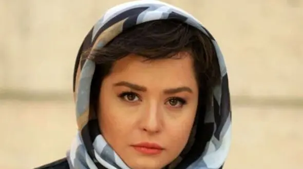 فیلم / عشوه و برخورد زننده و نامناسب مهراوه شریفی‌نیا با یک پسر نوجوان که پدرش