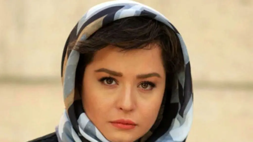 عشوه و برخورد زننده و نامناسب مهراوه شریفی‌نیا با یک پسر نوجوان که پدرش....