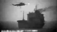 فیلم لحظه توقیف کشتی جاسوسی در‌ تنگه هرمز توسط سپاه ایران / ساعتی پیش رخ داد