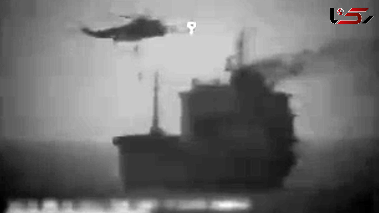 فیلم لحظه توقیف کشتی جاسوسی در‌ تنگه هرمز توسط سپاه ایران / ساعتی پیش رخ داد