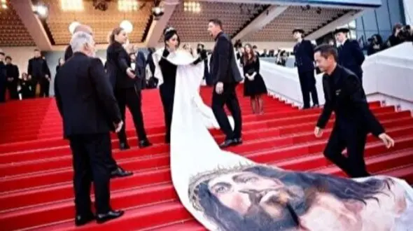 نگاهی به قیمت‌های نجومی حضور بلاگرها و هنرپیشه‌ها در فرش قرمز فیلم کن/ پول‌های پرداختی از جیب بابا تا اسپانسرها برای دیده شدن!