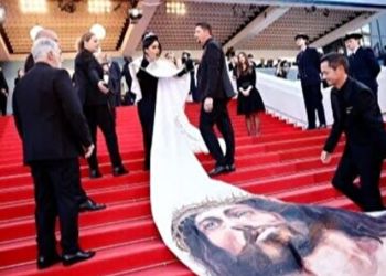 نگاهی به قیمت‌های نجومی حضور بلاگرها و هنرپیشه‌ها در فرش قرمز فیلم کن/ پول‌های پرداختی از جیب بابا تا اسپانسرها برای دیده شدن!
