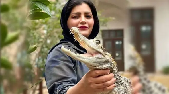 فاطمه نیکوروش / ملکه مار و سوسمار و شجاع‌ترین زن ایران که به جای عروسک با مار و کروکودیل بزرگ شد + عکس ها
