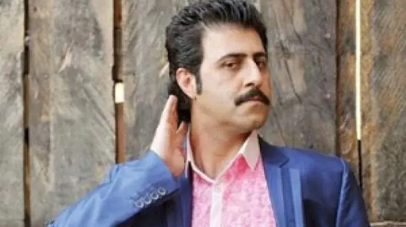 خوانندگی خارجی هومن حاج عبداللهی با لهجه مازَنی/خدا تو گِل این مرد فقط نمک ریخته+فیلم
